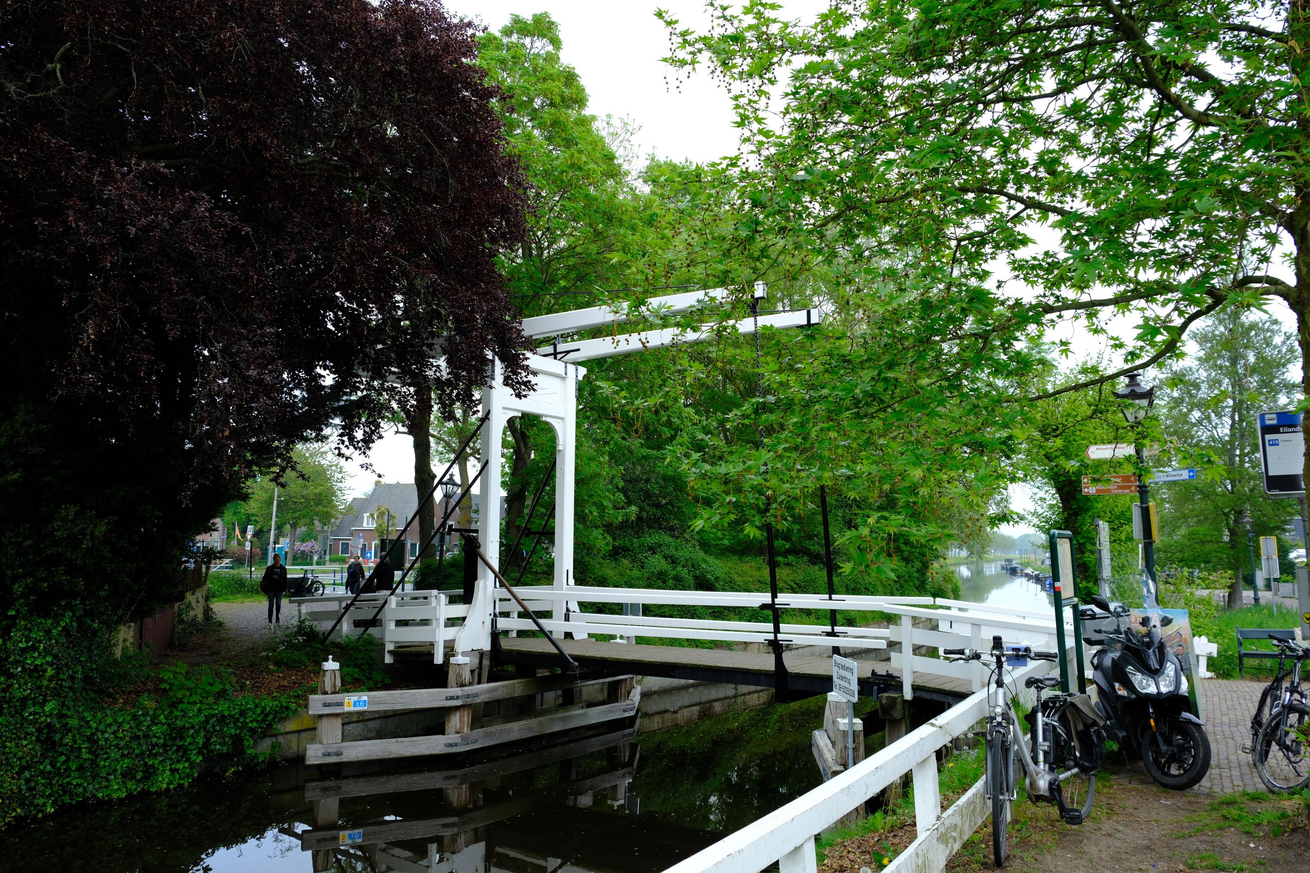 I saw several of this style of bridge around the Netherlands. I think it's
possible for one person to lift the bridge because of how it's counter-weighted.

